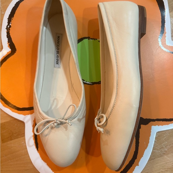 Manolo Blahnik Cream Leather Ballet Flats with Bow Accent - Picture 12 of 13